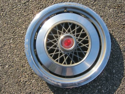 Cubierta de rueda tapacubos de 14 pulgadas Ford Granada Mercury Monarch 1975 a 1979 de una fábrica Foto 1 de 4