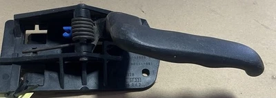 Внутренняя ручка передней/задней двери для Chevrolet Tahoe/Suburban 99-06 годов выпуска - Изображение 1 из 4