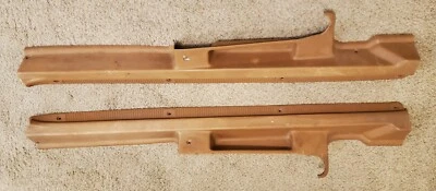 1977 TOYOTA CELICA RA29 INTERIOR PORTA ARRANHÃO SOLEIRA ACABAMENTO DIREITA ESQUERDA MARROM BRONZEADO FABRICANTE DE EQUIPAMENTO ORIGINAL - Imagem 1 de 4