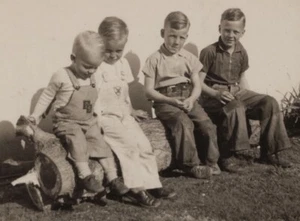 8Y Photograph Group Portrait Boys Friends Brothers Kids 1930-40’s - Picture 1 of 3