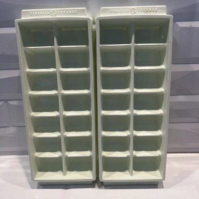 Juego de 2 cubos de bandeja de cubitos de hielo de plástico vintage General Electric blanco roto/beige Foto 1 de 4