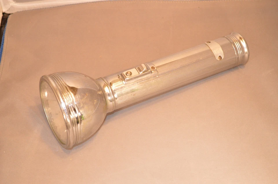 复古 CHROME FLASHLIGHT 3D 电池 美国制造 - 点亮但淡出 — 第 1/4 张图片