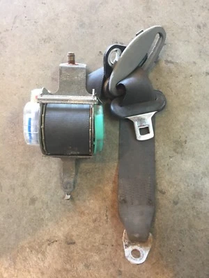 98 99 00 01 02 2002 SUZUKI ESTIMA MONTAJE CINTURÓN SEGURIDAD TRASERO IZQUIERDO GRIS Foto 1 de 3