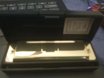 Nueva armónica dorada en estuche rígido. Hecho en China. Modelo para principiantes. Foto 1 de 4