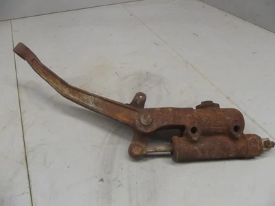 Camión Chevrolet 1955-1959 cilindro maestro con piezas de brazo de pedal Foto 1 de 4