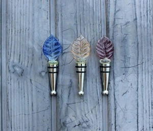 Juego de 3 tapones para botellas de vino estilo Murano hoja de vidrio azul, amarillo, púrpura usados en excelente estado - Imagen 1 de 7