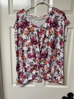 Bobbie Brooks 白色粉红色花卉结腰衬衫,背面有蕾丝。 1X — 第 1/4 张图片