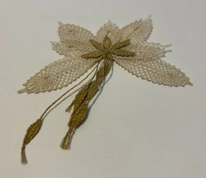 Vintage Handarbeit Blume hängend Blätter Brosche fein gehäkelt beige Spitze gestärkt - Bild 1 von 15