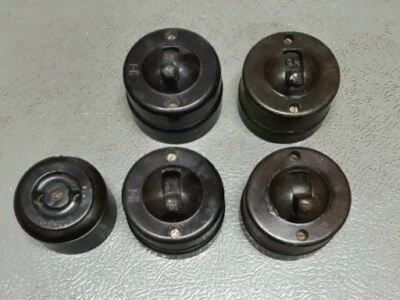 Interruptor eléctrico de baquelita antiguo vintage de 4 piezas y 1 enchufe hecho en India. Foto 1 de 4