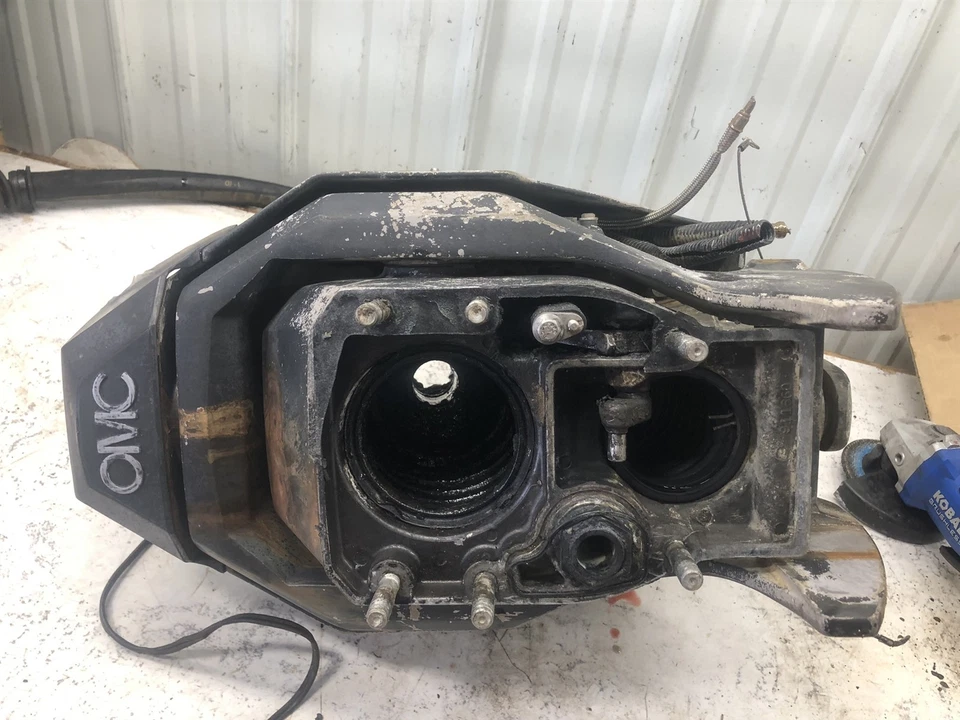 OMC Cobra Out Drive Outdrive Mount Cardán Carcasa Conjunto Foto 1 de 4