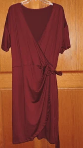 Kurzärmeliges dehnbares tailliertes sexy burgunderrotes gerafftes Kleid - künstlicher Wickeloptik 4X - Bild 1 von 6