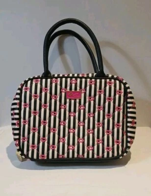 Bolso de Aseo Betsey Johnson Blanco y Negro Rayas Rosa Labios Dorado Beso Dije  Foto 1 de 4