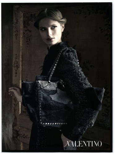 Pubblicità stampa Valentino 2012 modello Caroline Brasch Nielsen cappotto e borsa nero di lusso