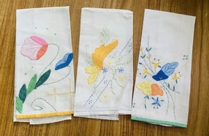 VTG SET OF 3 tea towels, Finger Tip Towels Applique & Embroidered Flowers - Picture 1 of 2