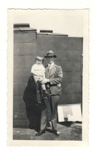 Foto De Colección Padre Sosteniendo Hija Niña Pequeña Años 30 FashionFound Arte DST11 - Imagen 1 de 1