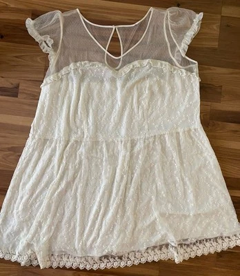 Vestido de encaje marfil con falda y volantes talla 26 forrado hasta la rodilla manga corta floral Foto 1 de 4