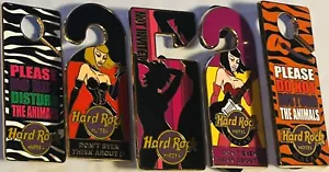 Hard Rock Hotel MACAU '06 & ONLINE '10 NO MOLESTAR Colgador de Puerta Serie 5 PINS! - Imagen 1 de 2