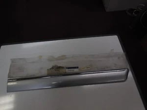 MERCEDES E CLASS W210 ELEGANCE REAR LEFT N/S DOOR MOULDING SILV 21069009629744 - Picture 1 of 2