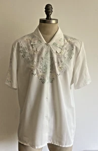 80er Jahre Doppelkragen ""Fantasy"" bestickte cremefarbene Bluse/Shirt, 21,5" Pit to Pit - Bild 1 von 10