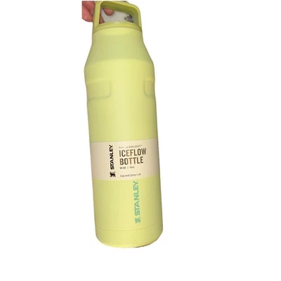 Botella de agua aislada Stanley Aerolight 50 oz 1,5 L IceFlow manipulada citrón Foto 1 de 4