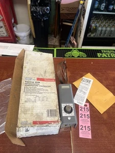 Honeywell T6031A 1029 refrigeration temperature controller - Picture 1 of 13