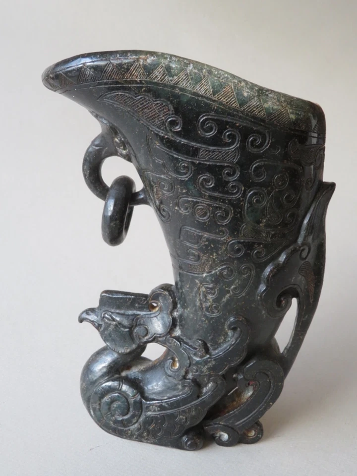 TAZA PHOENIX RHYTON CHINA GRANDE E INUSUAL --- JADE NEGRO (PROBADO) --- QING TARDÍO Foto 1 de 4