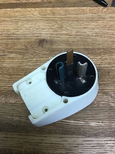 Nema 5-30P Plug 30 Amp 125 Volt Angle Plug, 3 Pole 3 Wire Grounding Straight - Picture 1 of 7