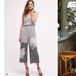 Tuta Anthropologie Ranna Gill ricamata Lotus S ottime condizioni elegante comoda - Foto 1 di 8