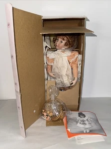 Vintage Vintage The Ashton-Drake ERSTAUSGABE Pfirsiche und Creme Puppe Dianna Neu im Karton - Bild 1 von 4