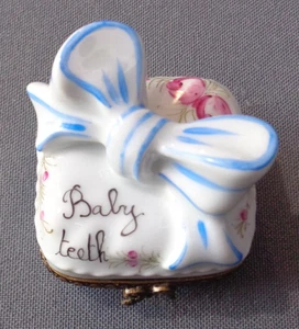 Limoges Frankreich Schmuckkästchen Baby Zähne blaue Schleife Peint Main Initialen Porzellan - Bild 1 von 8