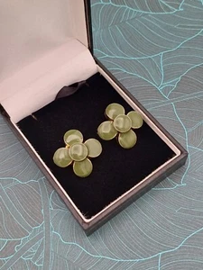 Atemberaubende Vintage olivgrüne Emaille Blume detaillierte Clip-On Ohrringe - Bild 1 von 8