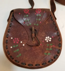 Monedero Hippie Boho vintage de cuero pintado mecanizado redondeado inferior clavija cierre - Imagen 1 de 3