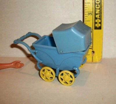 CARRITO DE BEBÉ AZUL IDEAL VINTAGE CASA DE MUÑECAS ACCESORIO DE PLÁSTICO HECHO EN EE. UU. Foto 1 de 4
