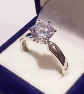 Anillo de compromiso solitario moissanita redondo VVS1 1,50 quilates chapado en oro blanco de 14 k - Imagen 1 de 5