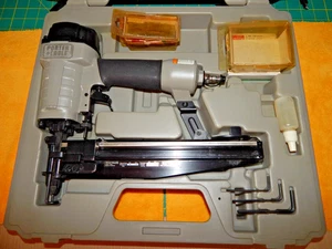 Pistola clavadora con acabado calibre 16 PORTER CABLE - FN250A con estuche excelente estado. - Imagen 1 de 20