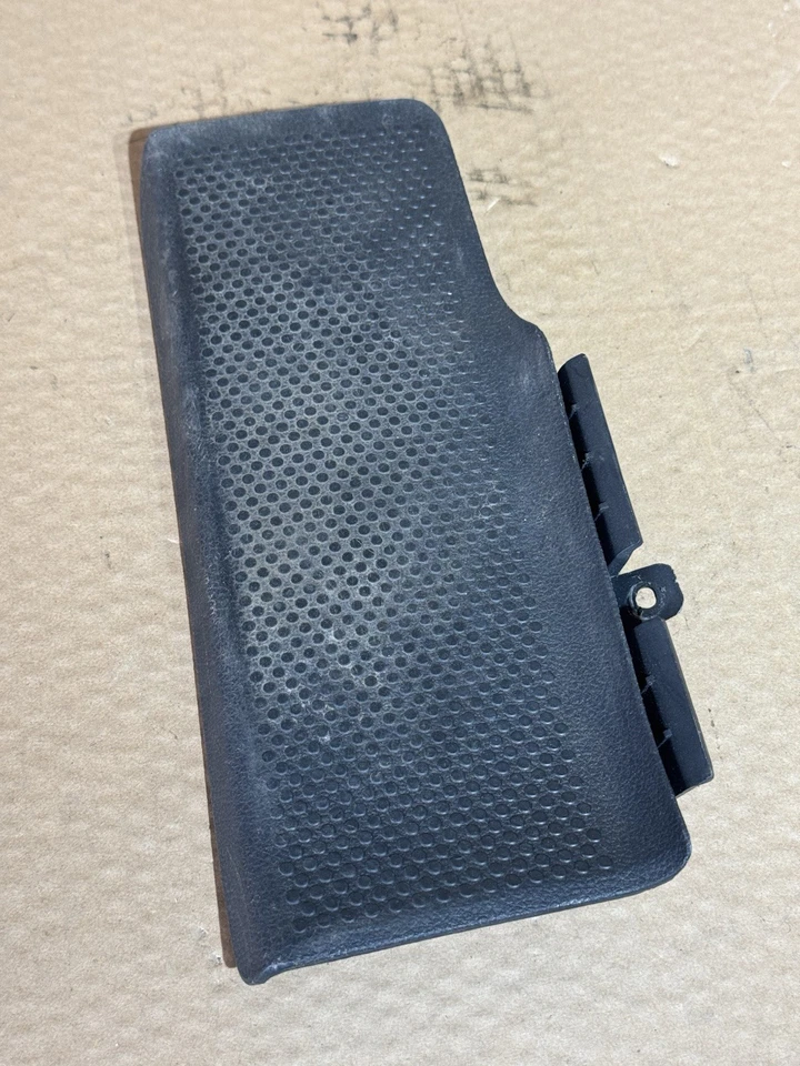 H40816 2012-2019 Volkswagen Beetle PAINEL DE ACABAMENTO DE DESCANSO PARA OS PÉS 5C1864777A FABRICANTE DE EQUIPAMENTO ORIGINAL - Imagem 1 de 3