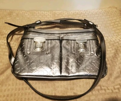 DANA BUCHMAN - BANDOLERA PLATEADA METÁLICA EN RELIEVE CON BOLSILLOS FORRO DE GUEPARDO ROJO Foto 1 de 4