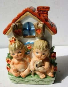 Estatuillas de bebé banco de monedas pañales bebés cachorros casa cerámica banco pintado a mano de colección - Imagen 1 de 1