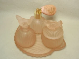 Frosted Pink Ribbed Perfume Bottle & Powder Vanity: Bird Stopper & Seashell Tray - Bild 1 von 12