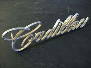 67 Cadillac Deville Fleetwood Calais Radiador Rejilla Script Emblema - Imagen 1 de 1
