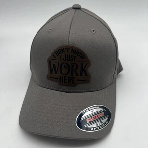 Cappello Flex Fit "Non So che Lavoro Qui" Grigio S/M Divertente Nuovo - Foto 1 di 7
