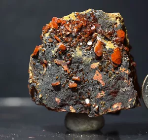 Gemmy Vanadinit Kristalle mit Goethit auf Matrix aus Mibladen, Midelt, Marokko - Bild 1 von 5