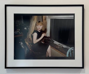 Nan Goldin, Aprile alla finestra, Cibachrome, 1996, autografato - Foto 1 di 1