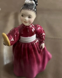Vanity - Royal Doulton Figurine  HN2475 1972 Young Girl Admiring in a Mirror - Picture 1 of 5