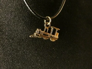 Lock Anhänger 24 Karat Vergoldet Eisenbahn Dampf Bimmelbahn Zug Reisen Bahn - Bild 1 von 3