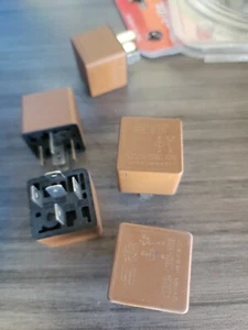 5x TYCO TE 12volt / 30A Relè Automotive (Tipo 87) V23234-C0001-X006 5 PIN bx100 - Foto 1 di 1