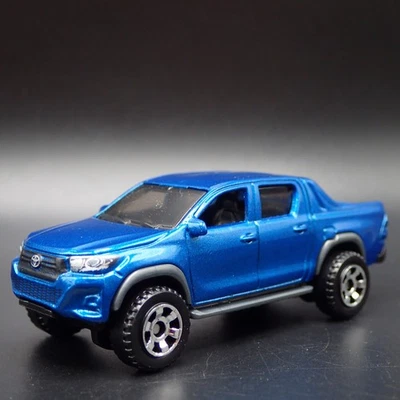 Modello Diorama Diecast In Scala 1/64 Di Toyota Hilux Pickup Truck Blu 2015-2025 - Immagine 1 di 4