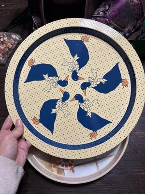 Bandeja de ganso VINTAGE branca com gansos azuis e bolinhas muito bom estado 13" - Imagem 1 de 3
