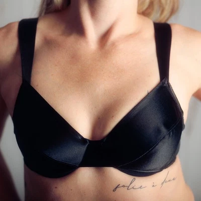 Sujetador vintage Victoria's Secret 34B brillante satinado retro puntiagudo Demi con aros negro Foto 1 de 4