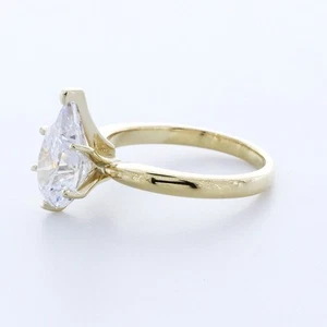2.5CT LAB-CREATED DIAMOND E/VS1 PEAR CUT 18K GOLD 5-PRONG CLASSIC SOLITAIRE RING - Imagen 1 de 2